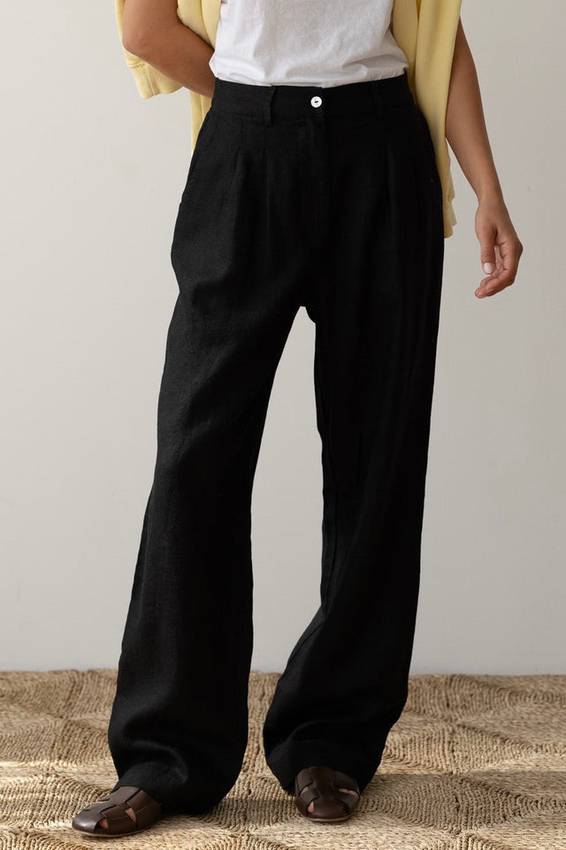 The Linen Pleated Trouser