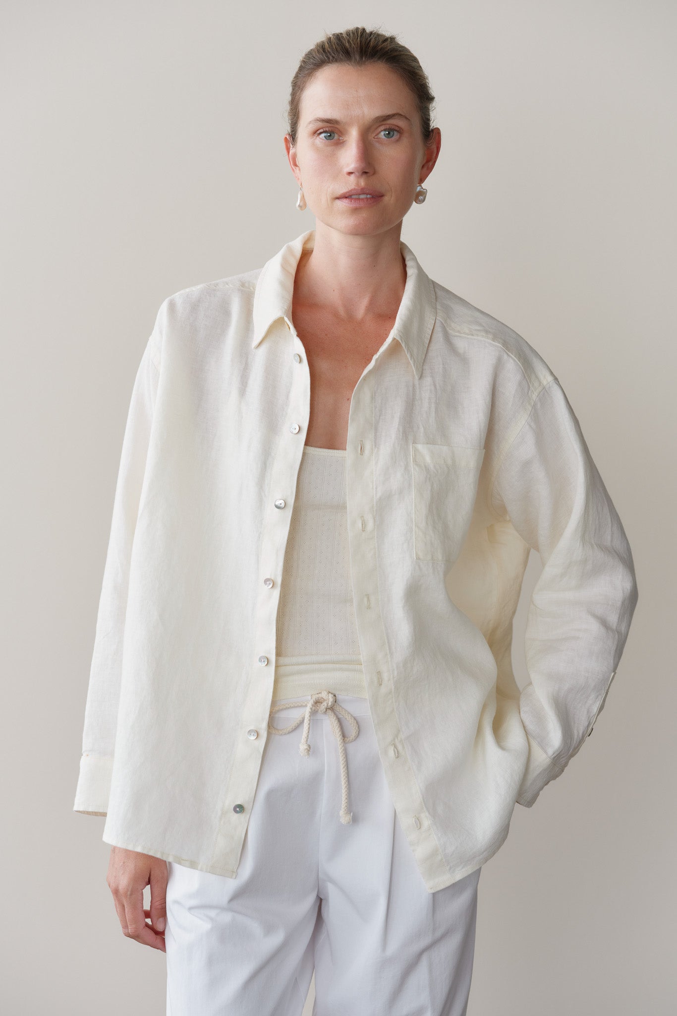 white linen dress shirt Carl Oversized linen shirt with a back pleat Ryan Shirt - White Linen